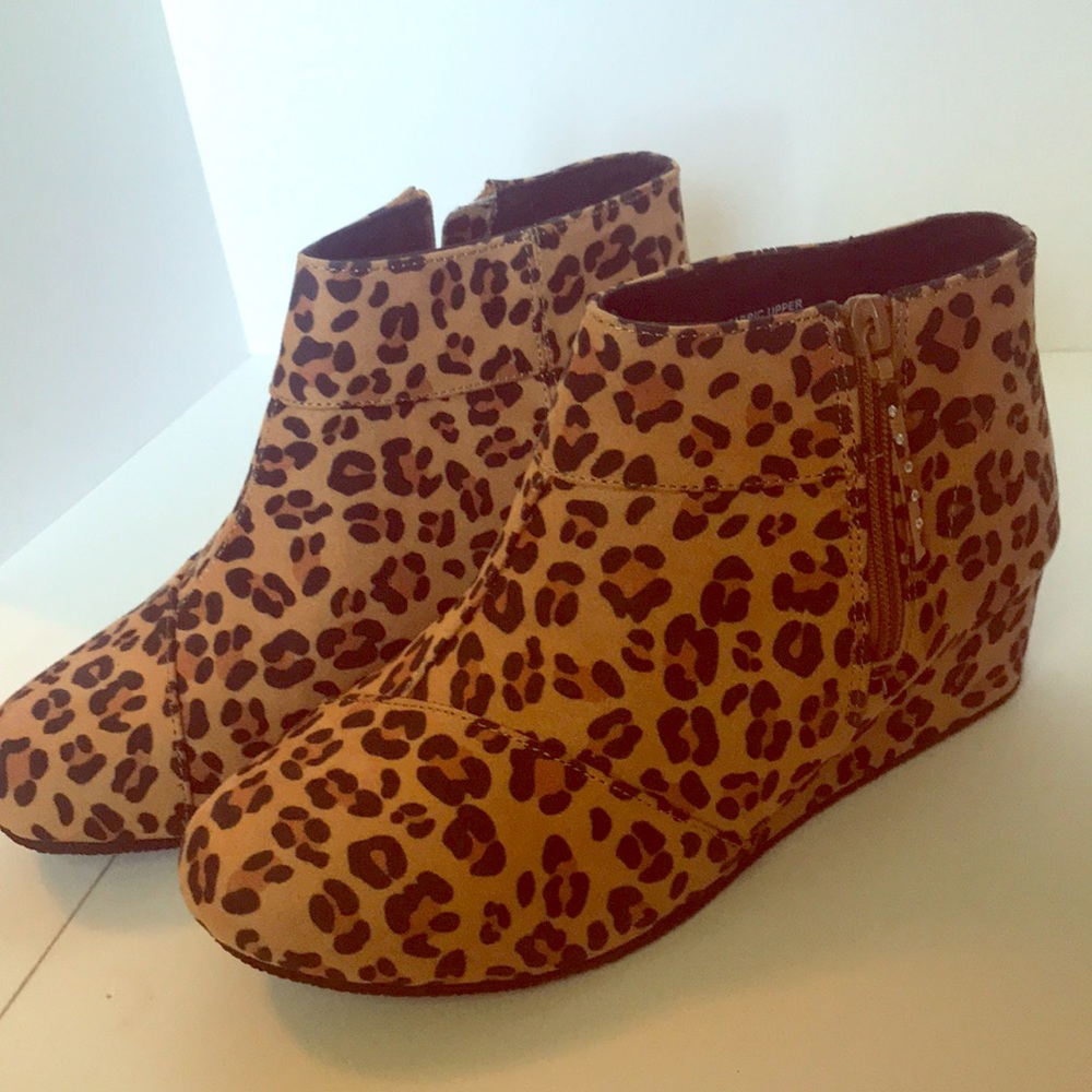 NEW! crb girl Leopard print booties